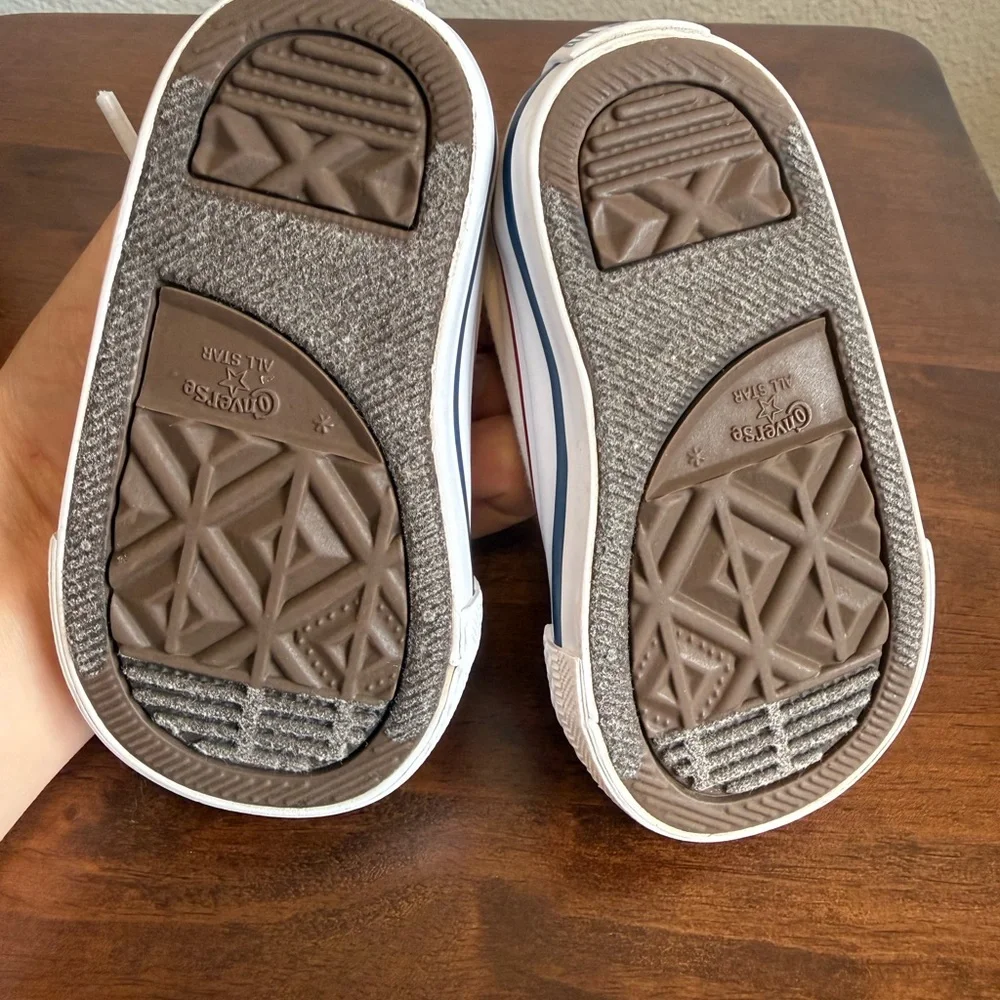 Bundle of Converse Kids Low-Top Sneakers in Red and White - Picture 4 of 15